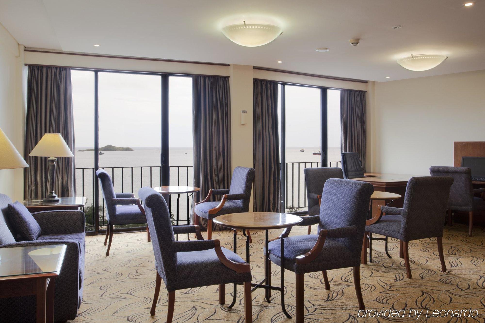 Crown Hotel Порт-Морсбі Ресторан фото