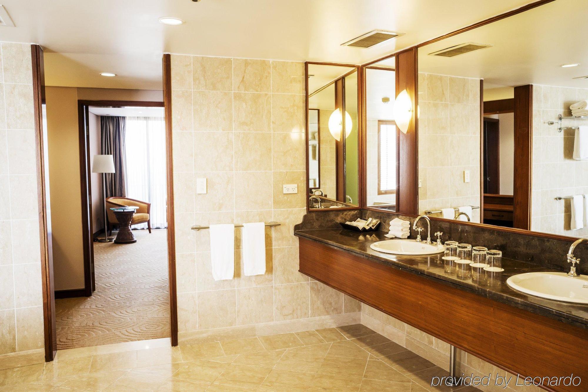 Crown Hotel Порт-Морсбі Екстер'єр фото